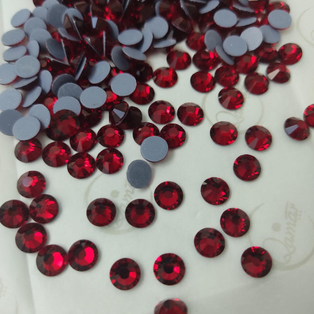 Стразы Qamar термо клеевые Siam Ruby 026 hot-fix