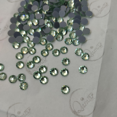 Стразы Qamar термо клеевые Chrysolite 057 hot-fix